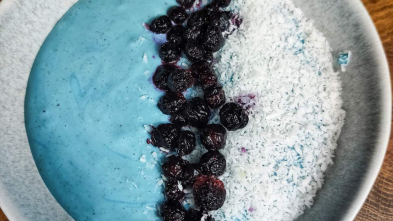Smoothie Bowl με Μπλε Σπιρουλίνα