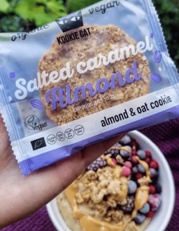 Vegan Μπισκότο Βρώμης με Καραμελωμένα Αμύγδαλα ΧΓΛ (50γρ) Kookie Cat
