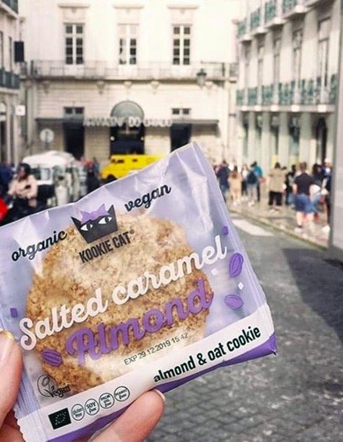 Vegan Μπισκότο Βρώμης με Καραμελωμένα Αμύγδαλα ΧΓΛ (50γρ) Kookie Cat